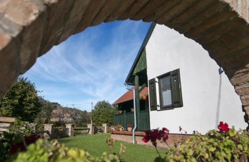Ofalu House | Top-Rated Patakpart Vendégház with Hot Tub & Kitchen Access
