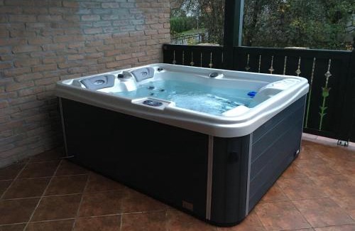 Ofalu House | Top-Rated Patakpart Vendégház with Hot Tub & Kitchen Access