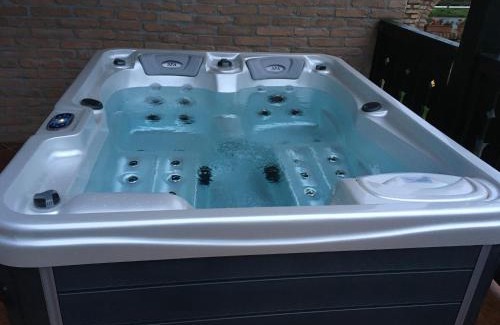 Ofalu House | Top-Rated Patakpart Vendégház with Hot Tub & Kitchen Access
