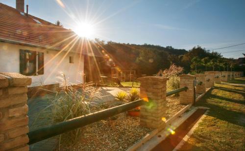 Ofalu House | Top-Rated Patakpart Vendégház with Hot Tub & Kitchen Access