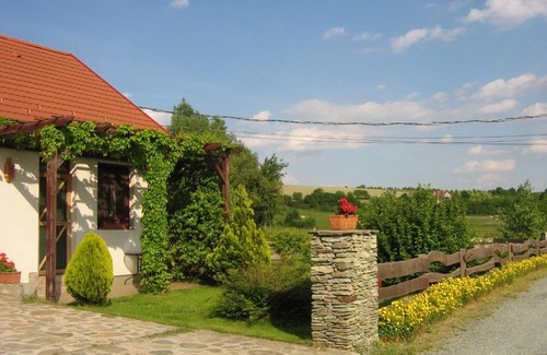 Bozsok Apartment | Pet-Friendly Patakparti Apartman with Breakfast & Kitchen