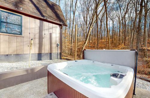 Gnaw Bone House | Comfortable Stay at Patel's Cozy Chalet with Hot Tub Access
