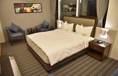 Rajkot House | Comfortable Stay at Patel Vihar with Hot Tub & Breakfast