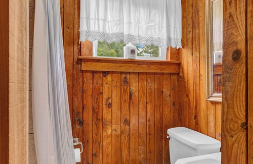 Smithville Cabin | Beautiful Lake Front 2 Bedroom Cabin with Pool & Bar