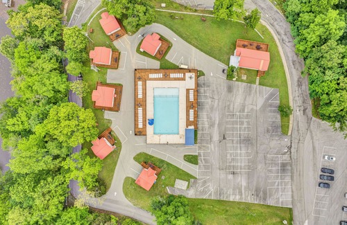 Smithville Cabin | Beautiful Lake Front 2 Bedroom Cabin with Pool & Bar
