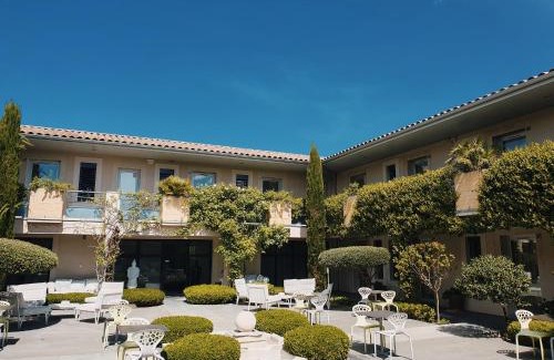Uzes Hotel | Oceanfront Getaway at Patio De Violette with Pool & Dining