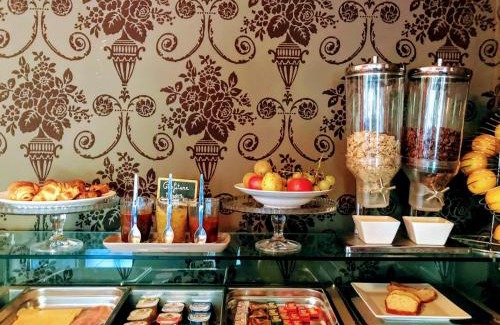 Uzes Hotel | Oceanfront Getaway at Patio De Violette with Pool & Dining