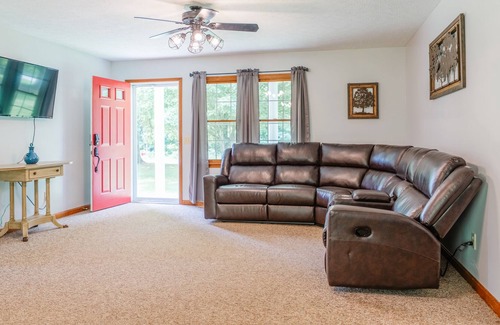Taswell House | Experience Patoka Lake Alpaca Farmstay - Pet and Child Friendly