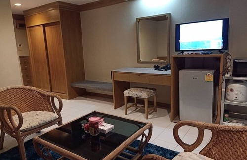 Nanai Road Apartment | Discover Patong Beach Gardens: Pool, Fast Wifi & Family Friendly