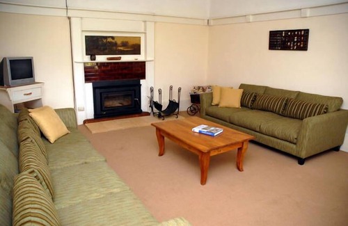 Patonga House | Patonga's Beach Haven: Guest Rated 9/10 with Ocean Views