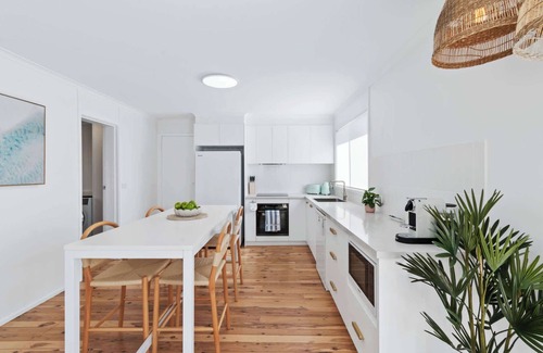 Tomakin House | Pat’s Place | Flat Walk to Barlings Beach, WiFi