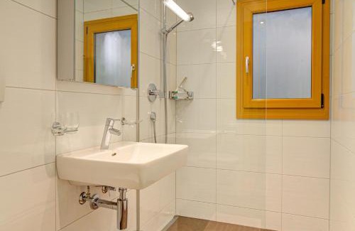 Ravaisch Apartment | Relaxing Oceanfront Retreat at Patschei Trid