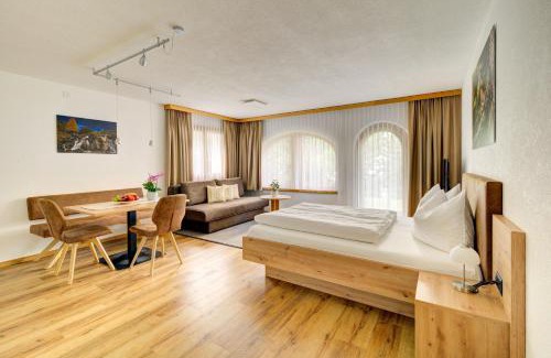 Ravaisch Apartment | Relaxing Oceanfront Retreat at Patschei Trid