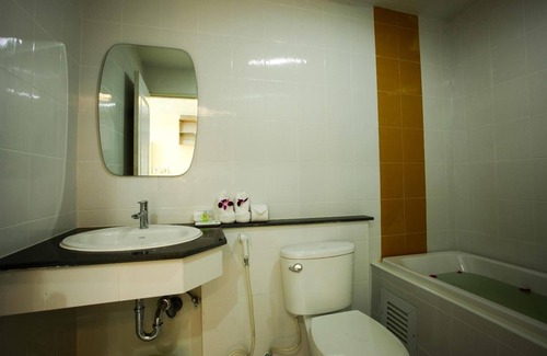Chonburi Hotel | Exceptional Patt Serviced Apartments with Pool & Restaurant