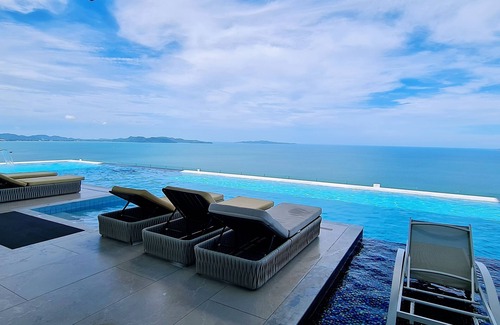 Na Kluea Condo | Oceanfront Skypool Condo with Kitchen in Copacabana Jomtien
