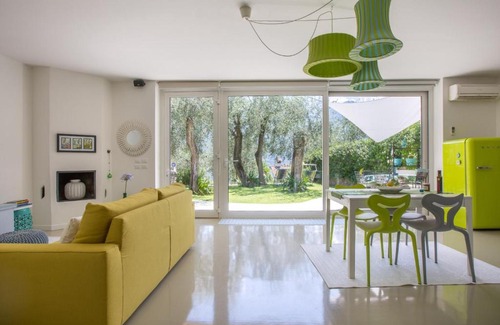 Limone sul Garda Apartment | Experience Patty's Lemonhouse: Oceanfront Paradise with Pets