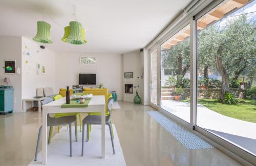 Limone sul Garda Apartment | Experience Patty's Lemonhouse: Oceanfront Paradise with Pets