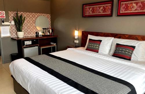 Vientiane Hotel | Family-Friendly Patuxay Place with Top Guest Ratings