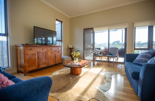 Waterhouse House | Paula's Place: Unmatched Ocean View with Spa & Breakfast