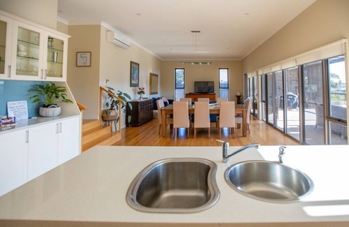 Waterhouse House | Paula's Place: Unmatched Ocean View with Spa & Breakfast