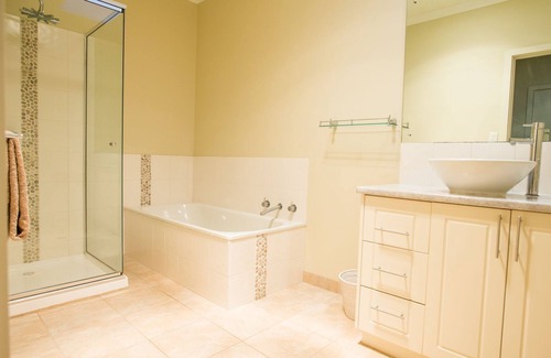 Waterhouse House | Paula's Place: Unmatched Ocean View with Spa & Breakfast