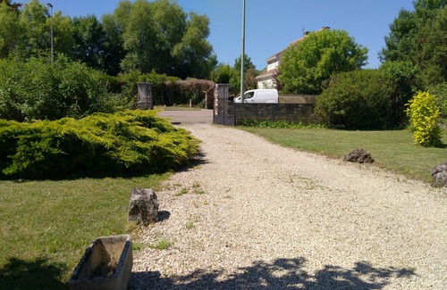 Tonnerre House | Unforgettable Stay at Paulette's House with Kitchen Access