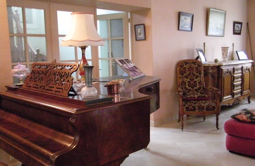 Tonnerre House | Unforgettable Stay at Paulette's House with Kitchen Access