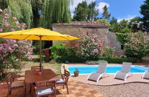 Cravans Bed & Breakfast | Pause Charentaise chambre avec piscine