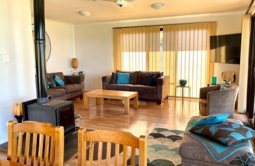 American River House | Discover Pav's Place: Pet-Friendly Retreat with 9.1 Rating