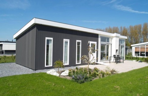West-Graftdijk House | Relaxing Retreat at Pavilion 4 with Lake Views & Spa