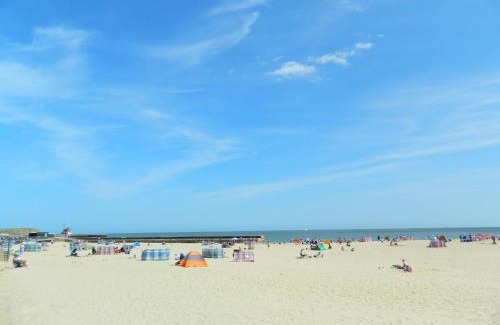 Gorleston-on-Sea House | Pavilion Cottage: Pet-Friendly Retreat with Ocean Views
