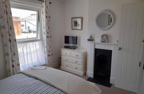 Gorleston-on-Sea House | Pavilion Cottage: Pet-Friendly Retreat with Ocean Views