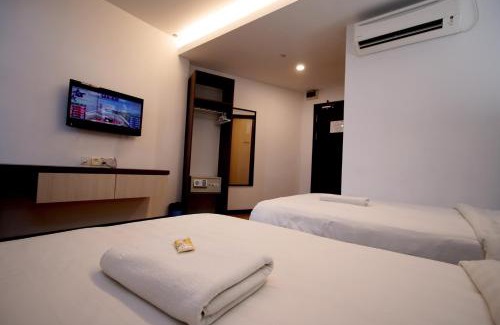 Lutong Hotel | Family-Friendly Pavilion Inn: A Budget Retreat Awaits