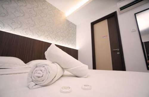 Lutong Hotel | Family-Friendly Pavilion Inn: A Budget Retreat Awaits