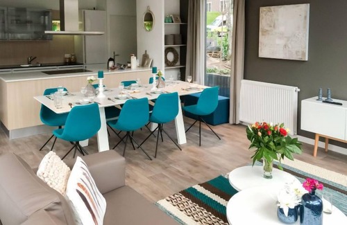 West-Graftdijk House | Elegant Pavilion l'etage 8 by Interhome with Spa & Lake Views