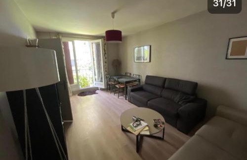 Bagneux House | Family-Friendly Pavillon with Kitchen & Pet-Approved Stay