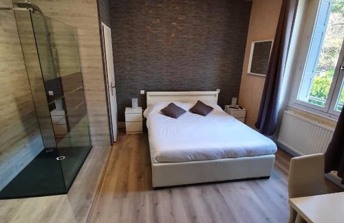 Saint-Victor-sur-Loire Bed & Breakfast | Pet Friendly Stay at Pavillon du Lac with Breakfast & Hot Tub