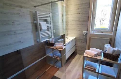 Saint-Victor-sur-Loire Bed & Breakfast | Pet Friendly Stay at Pavillon du Lac with Breakfast & Hot Tub