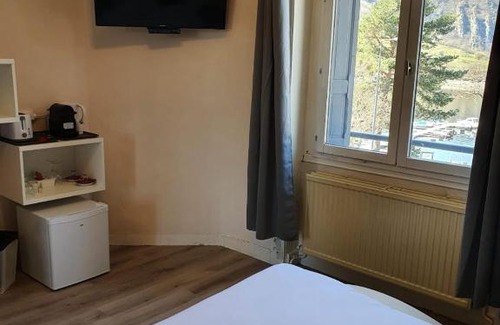 Saint-Victor-sur-Loire Bed & Breakfast | Pet Friendly Stay at Pavillon du Lac with Breakfast & Hot Tub