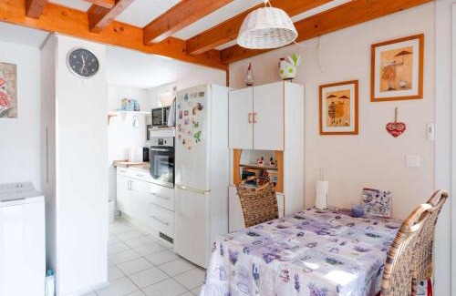 Les Ayguades Villa | Cozy Pavillon Studio with Pool Access & Free WIFI