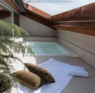 Peschiera del Garda City Centre Hotel | Pavillon Suite: Pet-Friendly Retreat with Hot Tub & Dining