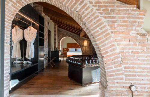 Peschiera del Garda City Centre Hotel | Pavillon Suite: Pet-Friendly Retreat with Hot Tub & Dining