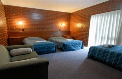 Pooraka Hotel | Comfortable Stay at Pavlos Motel with Family-Friendly Amenities