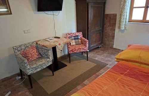 Pavlov Apartment | Cozy Pavlov24 Garden Cabins with Kitchen Amenities