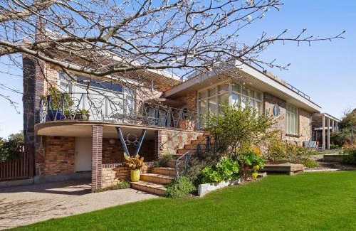 Rye Villa | Elegant Paw Up Villa: Pet-Friendly Retreat with Ocean Views