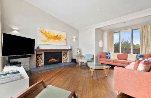 Rye Villa | Elegant Paw Up Villa: Pet-Friendly Retreat with Ocean Views