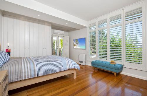 Rye Villa | Elegant Paw Up Villa: Pet-Friendly Retreat with Ocean Views