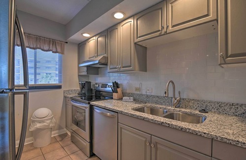 North Litchfield Beach Condo | Beach-Access Pawleys Island Condo Retreat with Pool & Spa