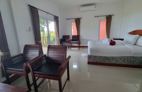 Hua Thanon Resort | Eco-Friendly Retreat at PawPaw Resort with Pool & Dining