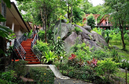 Hua Thanon Resort | Eco-Friendly Retreat at PawPaw Resort with Pool & Dining